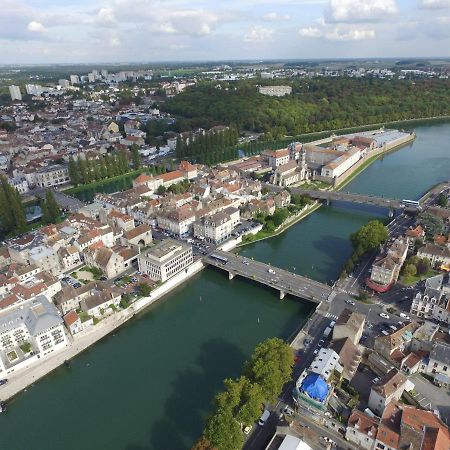 Le Petit Melun Apartment Luaran gambar